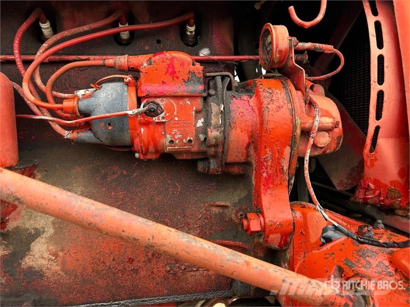 Farmall 2WD Tractor (Inoperable) Traktorit