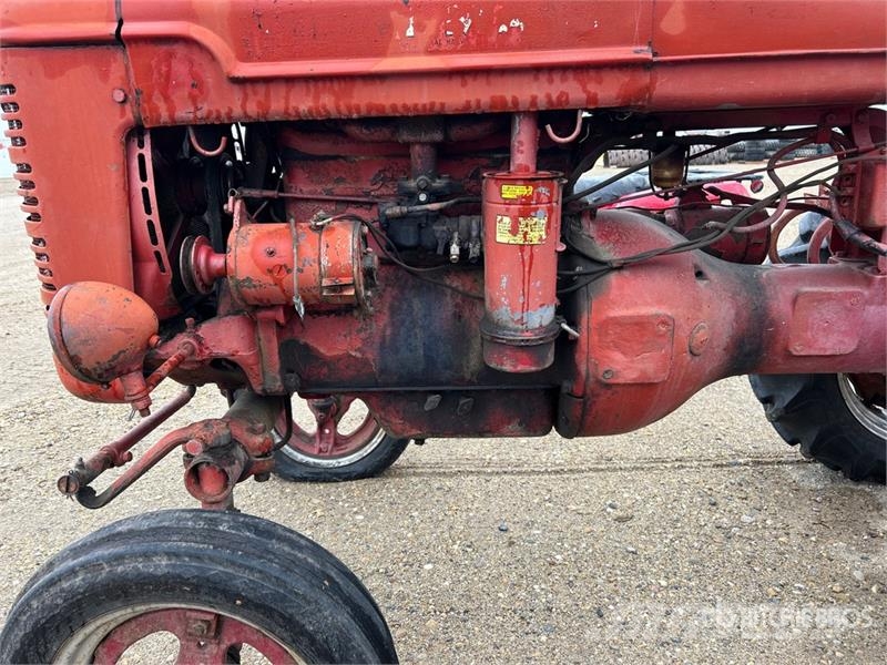 Farmall 2WD Tractor (Inoperable) Traktorit