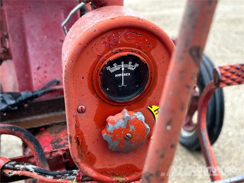 Farmall 2WD Tractor (Inoperable) Traktorit