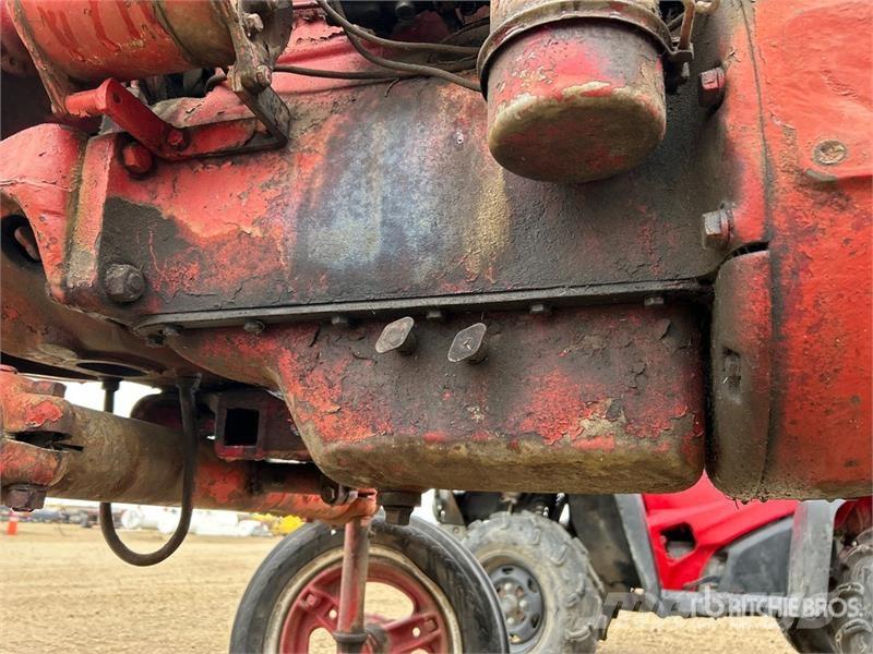 Farmall 2WD Tractor (Inoperable) Traktorit