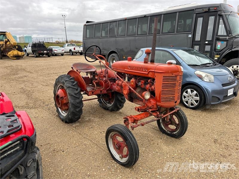 Farmall 2WD Tractor (Inoperable) Traktorit