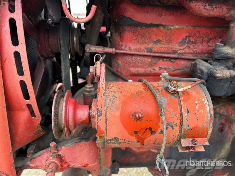 Farmall 2WD Tractor (Inoperable) Traktorit
