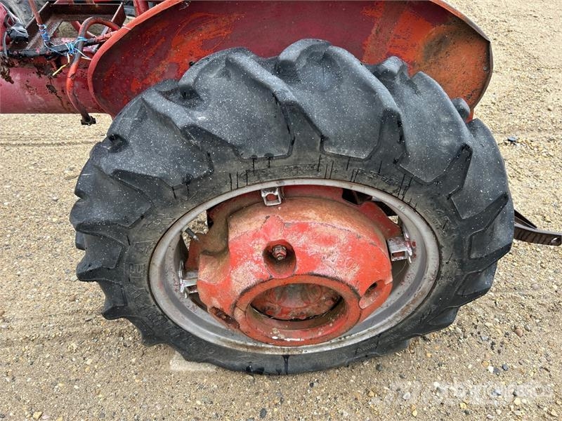 Farmall 2WD Tractor (Inoperable) Traktorit
