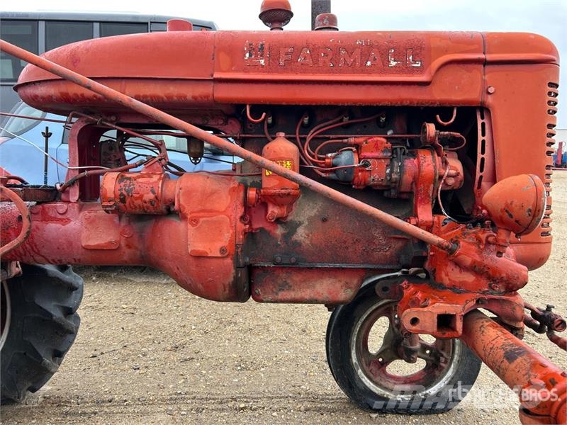 Farmall 2WD Tractor (Inoperable) Traktorit