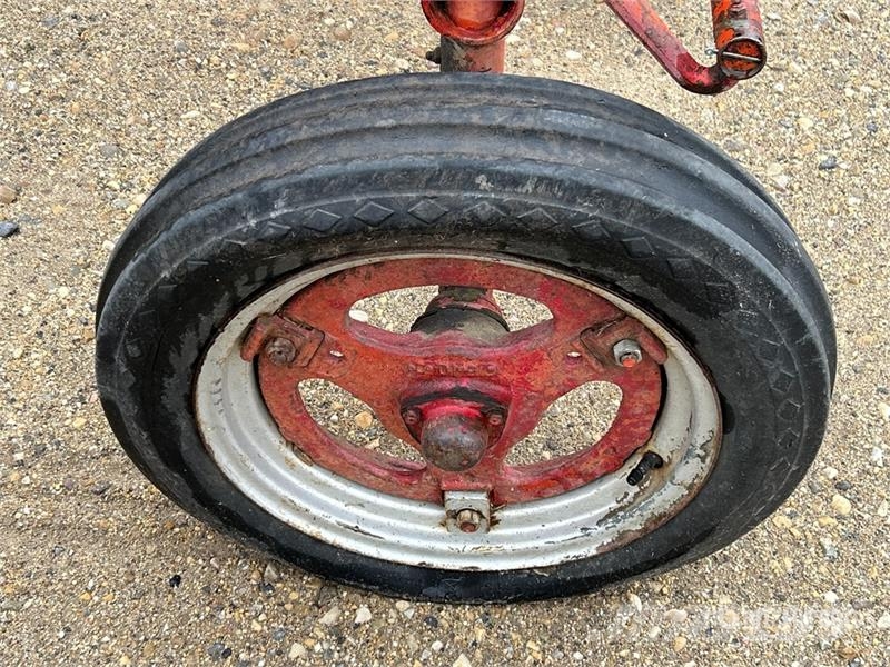 Farmall 2WD Tractor (Inoperable) Traktorit