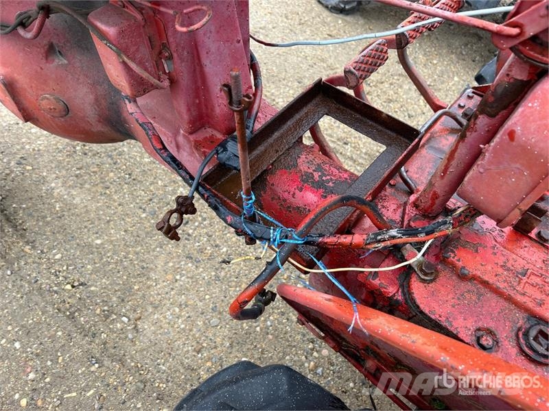 Farmall 2WD Tractor (Inoperable) Traktorit