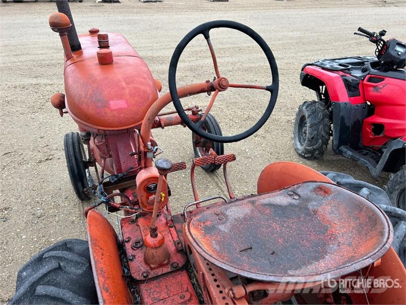 Farmall 2WD Tractor (Inoperable) Traktorit