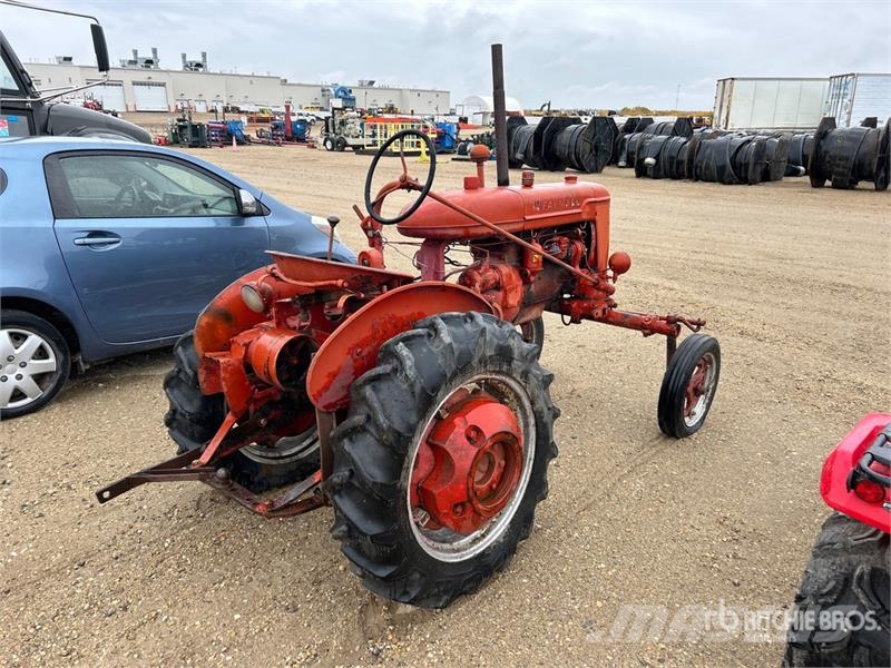 Farmall 2WD Tractor (Inoperable) Traktorit