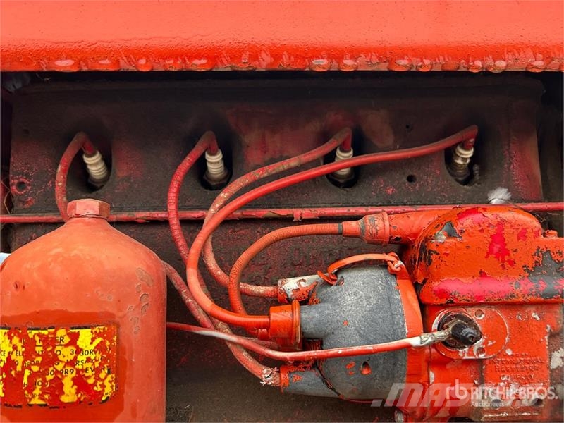 Farmall 2WD Tractor (Inoperable) Traktorit