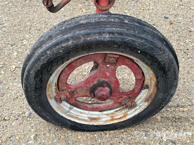 Farmall 2WD Tractor (Inoperable) Traktorit