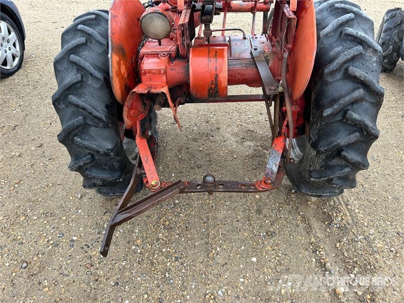 Farmall 2WD Tractor (Inoperable) Traktorit