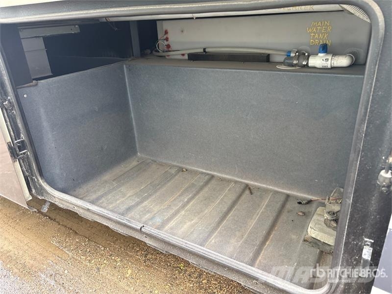 Fleetwood Discovery Motor Home Obytné vozy a karavany