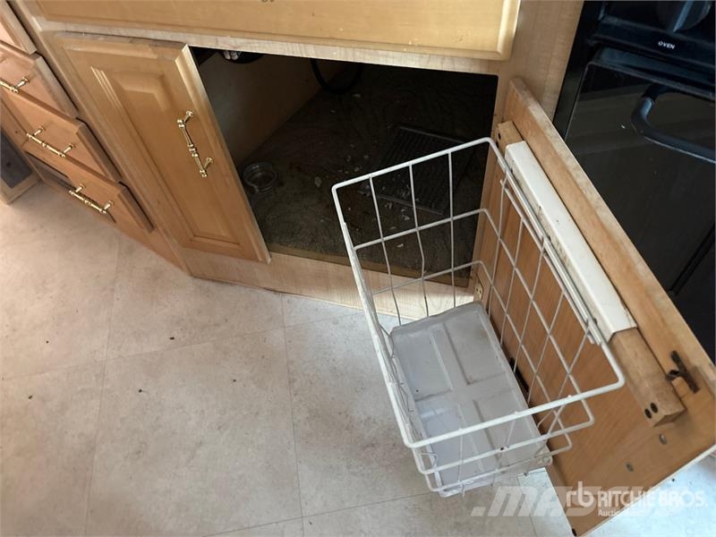 Fleetwood Discovery Motor Home Obytné vozy a karavany