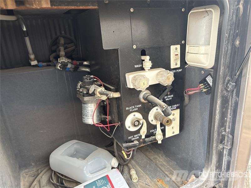 Fleetwood Discovery Motor Home Obytné vozy a karavany