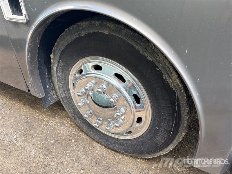 Fleetwood Discovery Motor Home Obytné vozy a karavany