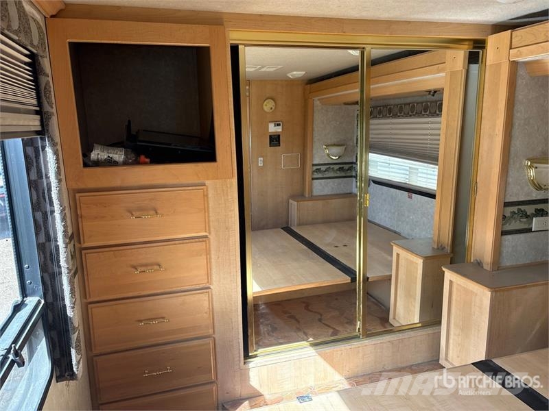 Fleetwood Discovery Motor Home Obytné vozy a karavany