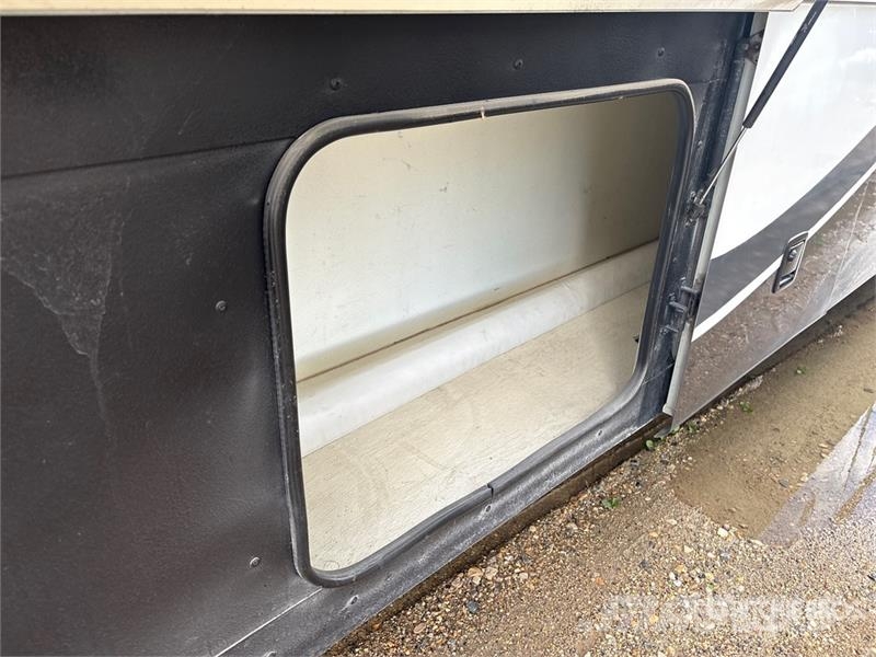 Fleetwood Discovery Motor Home Obytné vozy a karavany