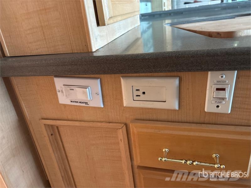 Fleetwood Discovery Motor Home Obytné vozy a karavany