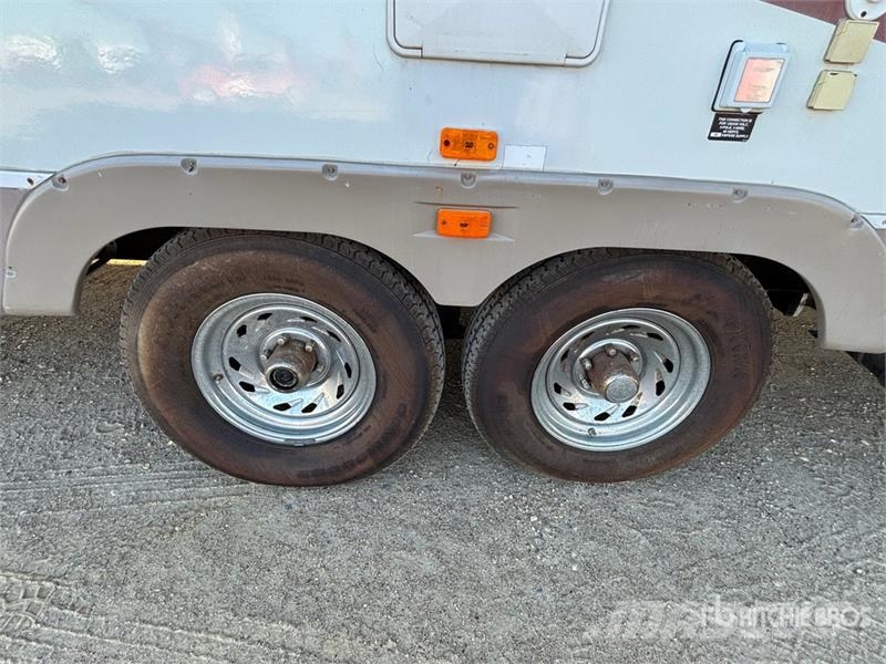 Fleetwood Prowler 38 ft T/A Travel Trailer 其他拖车