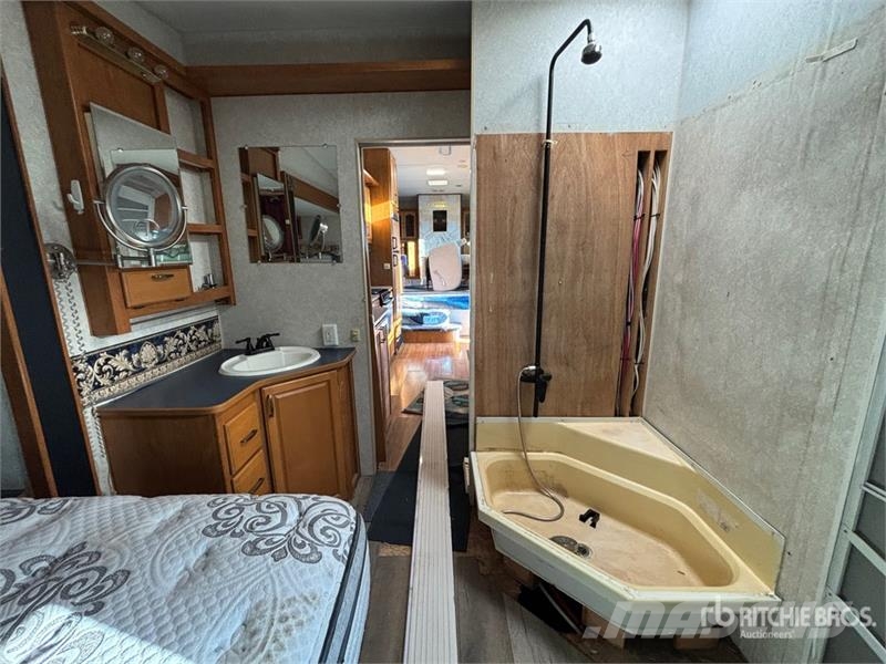 Fleetwood Prowler 38 ft T/A Travel Trailer 其他拖车