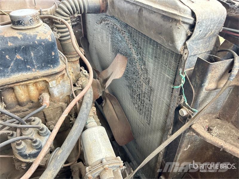 Ford 100 4x2 Pickup (Inoperable) Autre fourgon / utilitaire