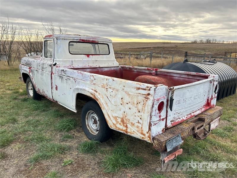 Ford 100 4x2 Pickup (Inoperable) Autre fourgon / utilitaire