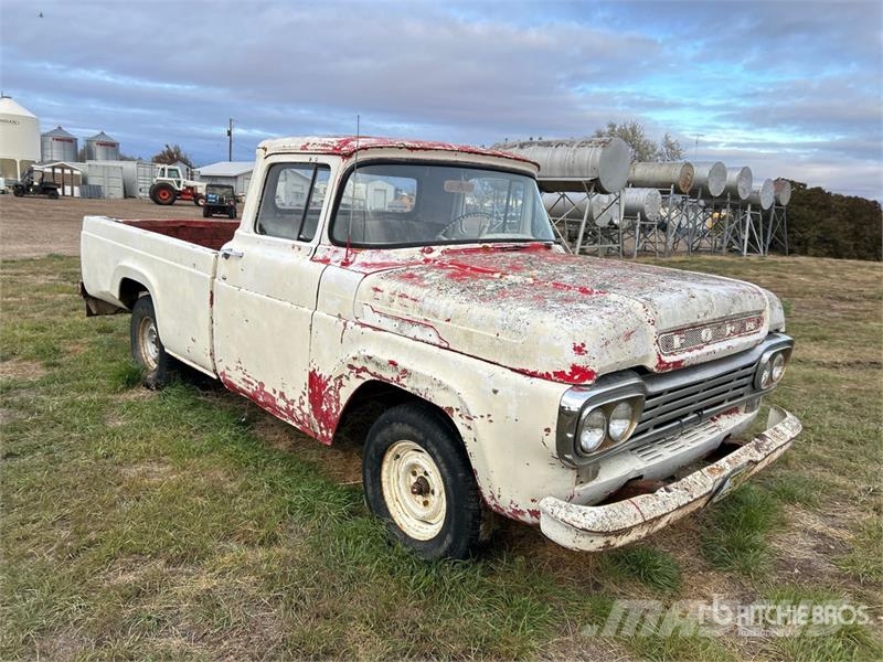 Ford 100 4x2 Pickup (Inoperable) Autre fourgon / utilitaire