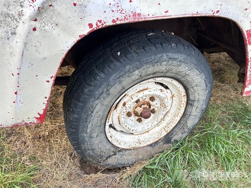 Ford 100 4x2 Pickup (Inoperable) Autre fourgon / utilitaire