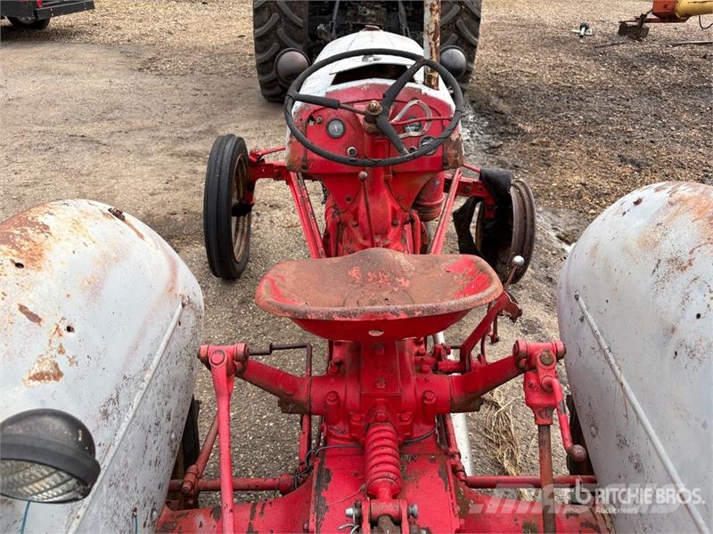 Ford 2WD Wide Front Antique Tractor (Inoperable) Traktorit