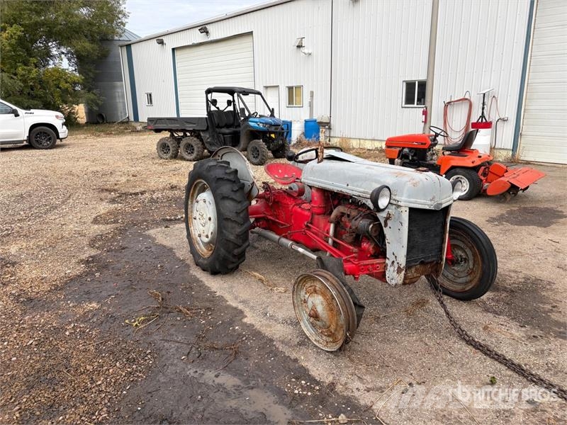 Ford 2WD Wide Front Antique Tractor (Inoperable) Traktorit