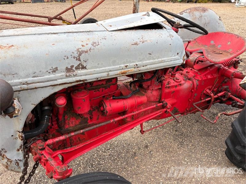 Ford 2WD Wide Front Antique Tractor (Inoperable) Traktorit