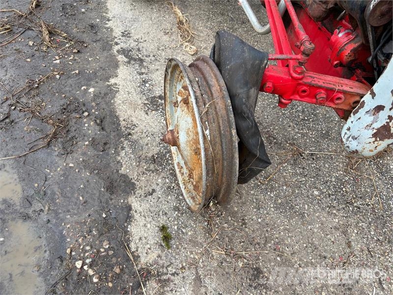 Ford 2WD Wide Front Antique Tractor (Inoperable) Traktorit