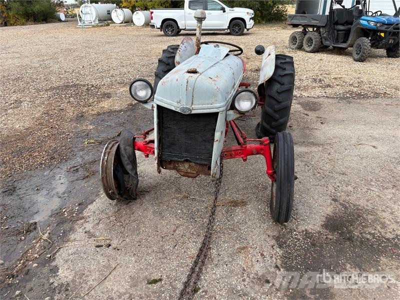 Ford 2WD Wide Front Antique Tractor (Inoperable) Traktorit