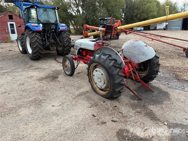 Ford 2WD Wide Front Antique Tractor (Inoperable) Traktorit