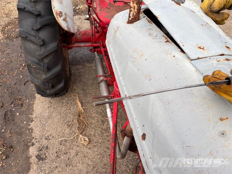 Ford 2WD Wide Front Antique Tractor (Inoperable) Traktorit
