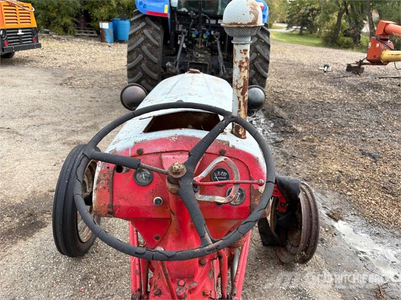 Ford 2WD Wide Front Antique Tractor (Inoperable) Traktorit