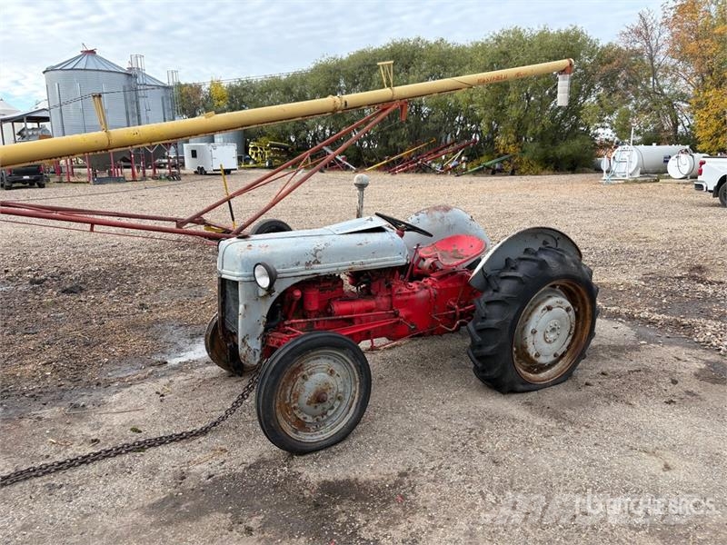 Ford 2WD Wide Front Antique Tractor (Inoperable) Traktorit