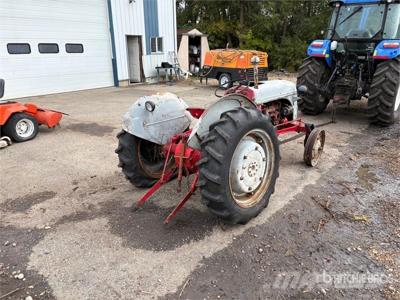 Ford 2WD Wide Front Antique Tractor (Inoperable) Traktorit