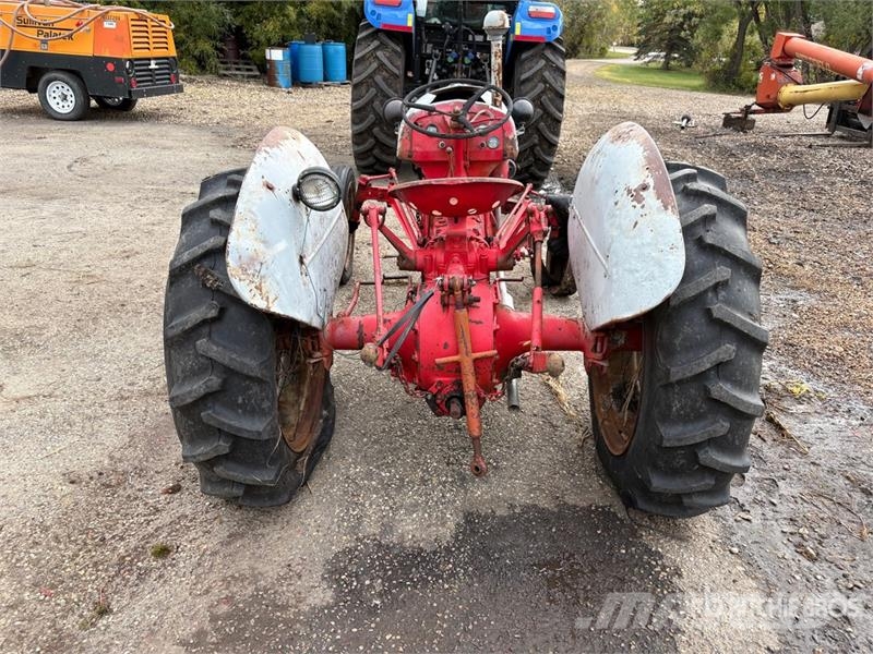 Ford 2WD Wide Front Antique Tractor (Inoperable) Traktorit