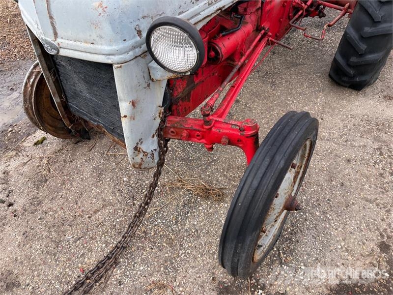 Ford 2WD Wide Front Antique Tractor (Inoperable) Traktorit