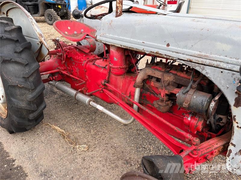 Ford 2WD Wide Front Antique Tractor (Inoperable) Traktorit