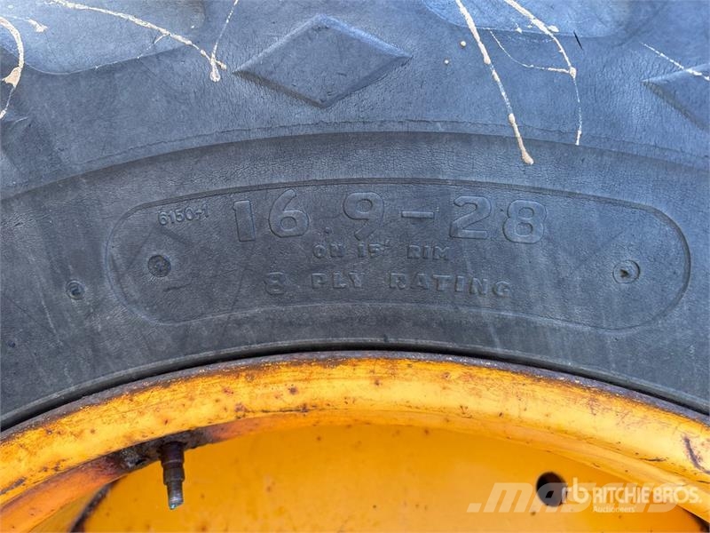 Ford 545 2WD Tractor Traktory