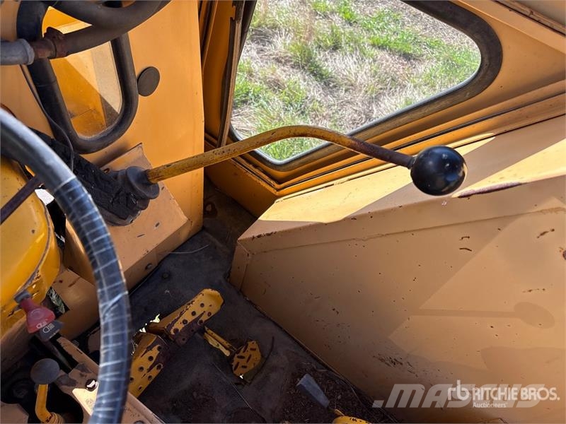 Ford 545 2WD Tractor Traktory