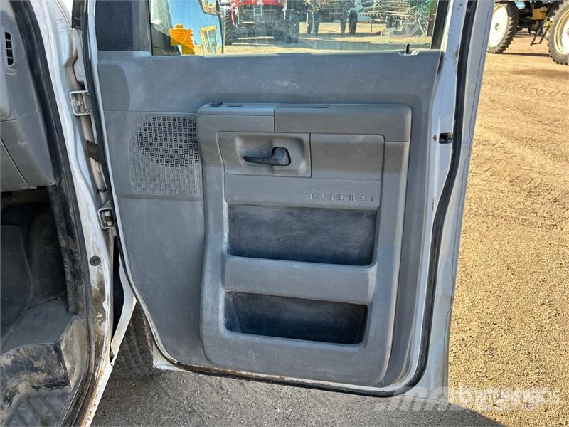 Ford E-350 11 Passenger Van Lieferwagen