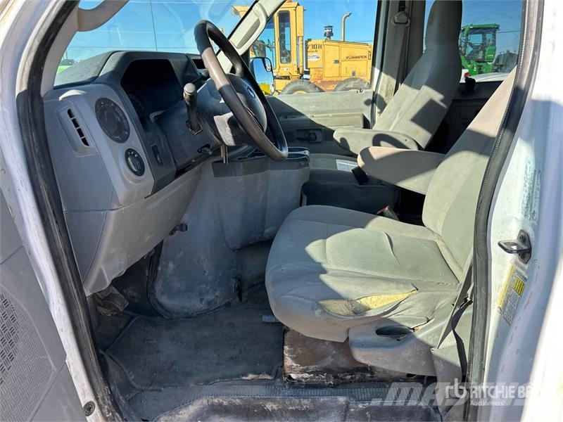 Ford E-350 11 Passenger Van Lieferwagen