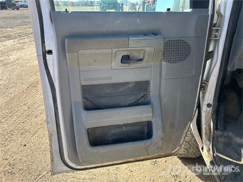 Ford E-350 11 Passenger Van Lieferwagen