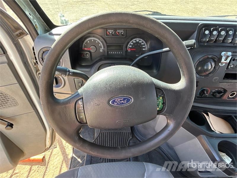 Ford E-450 4x2 10-Seat Mini Bus Minibusy