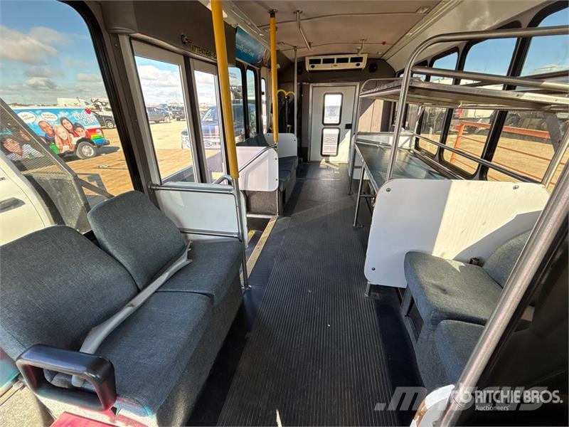 Ford E-450 4x2 10-Seat Mini Bus Minibusy