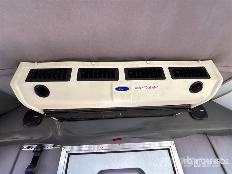 Ford E-450 4x2 10-Seat Mini Bus Minibusy
