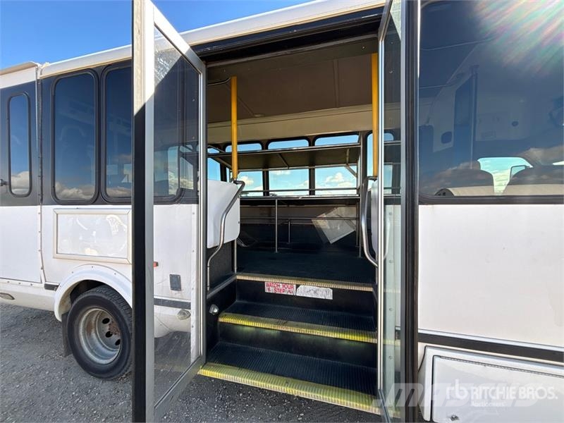 Ford E-450 4x2 10-Seat Mini Bus Minibusy